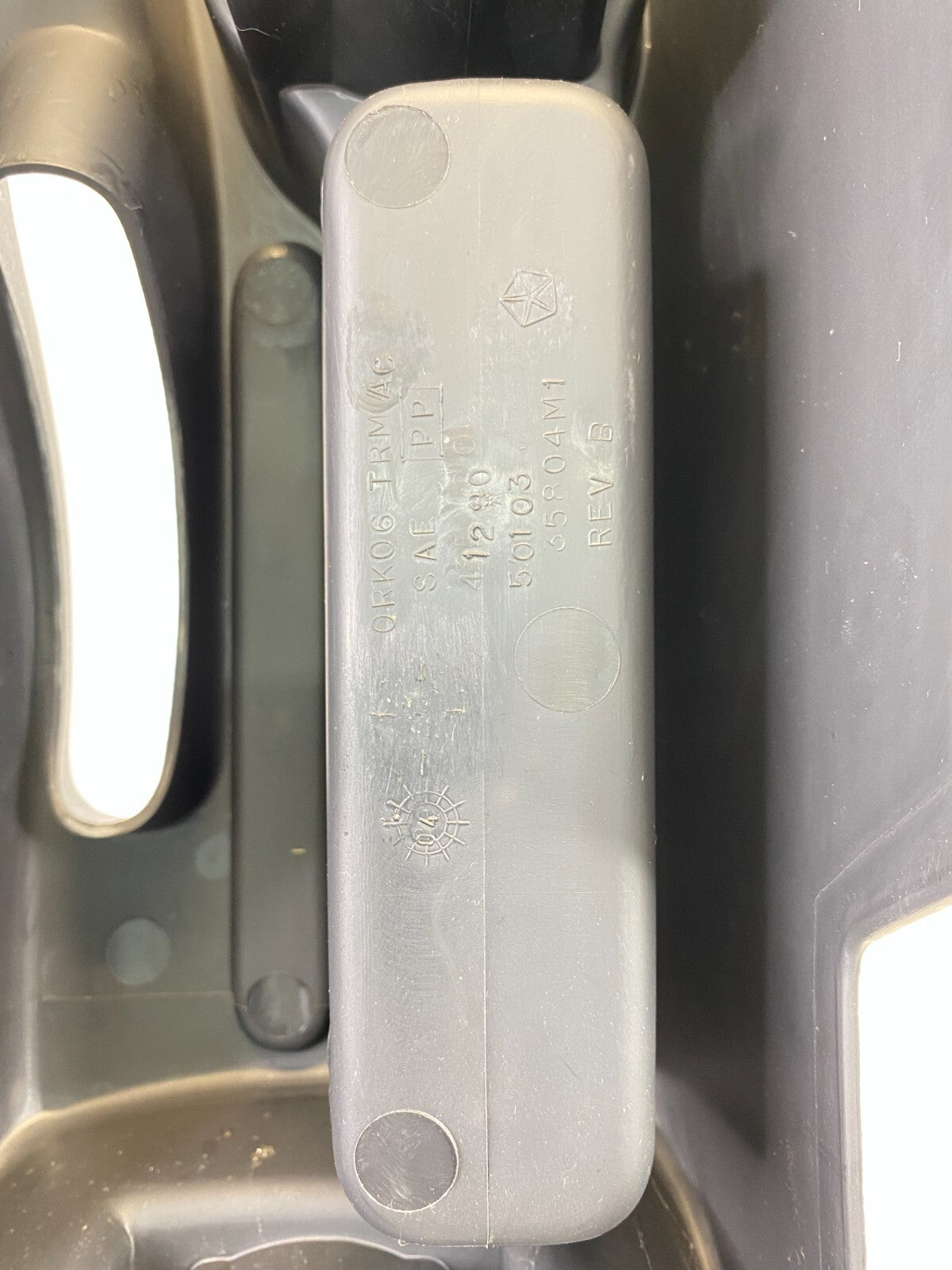 2003-2005 Chrysler PT Cruiser Front Floor Center Console w/o Armrest Assembly