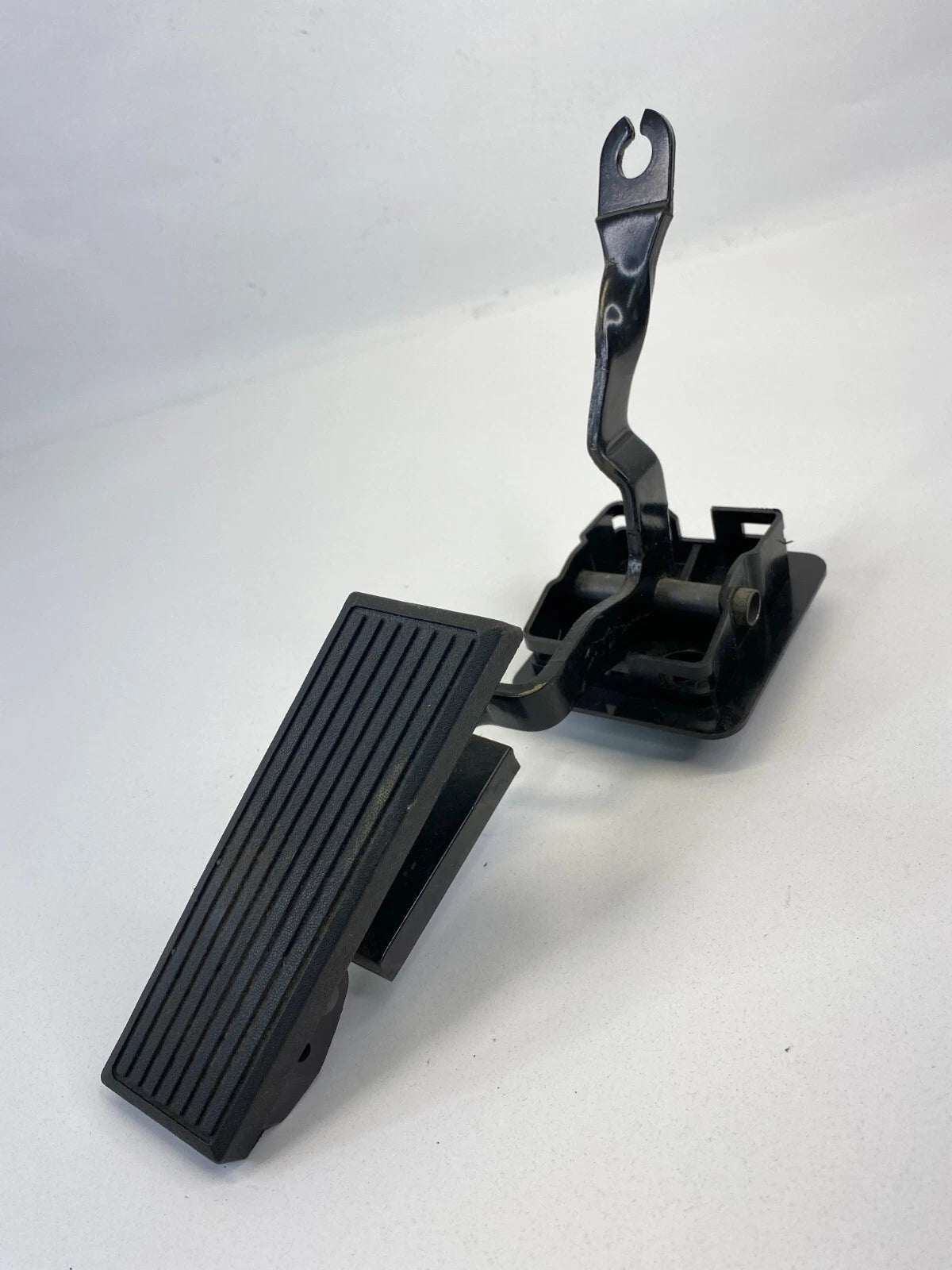 2006 CHRYSLER SEBRING ACCELERATOR GAS PEDAL ASSEMBLY ARM UNIT 04891585AC OEM