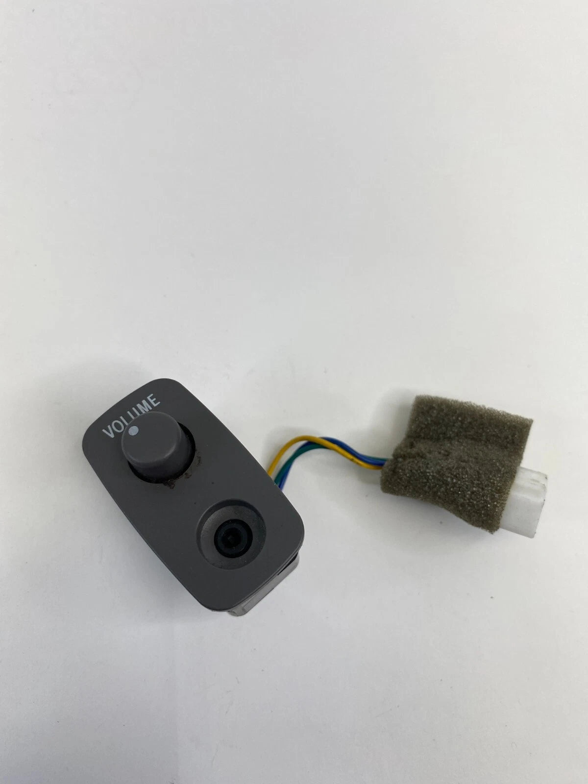 01-06 TOYOTA SEQUOIA CENTER CONSOLE LEFT OR RIGHT HEADPHONE VOLUME AUX PLUG IN