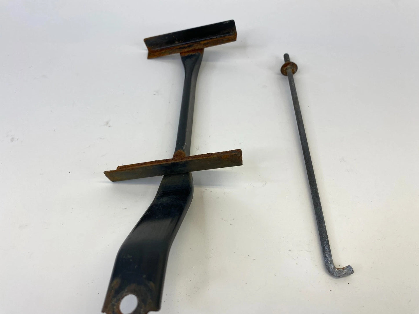 2000-2004 TOYOTA AVALON BATTERY HOLD DOWN BRACKET RETAINER OEM