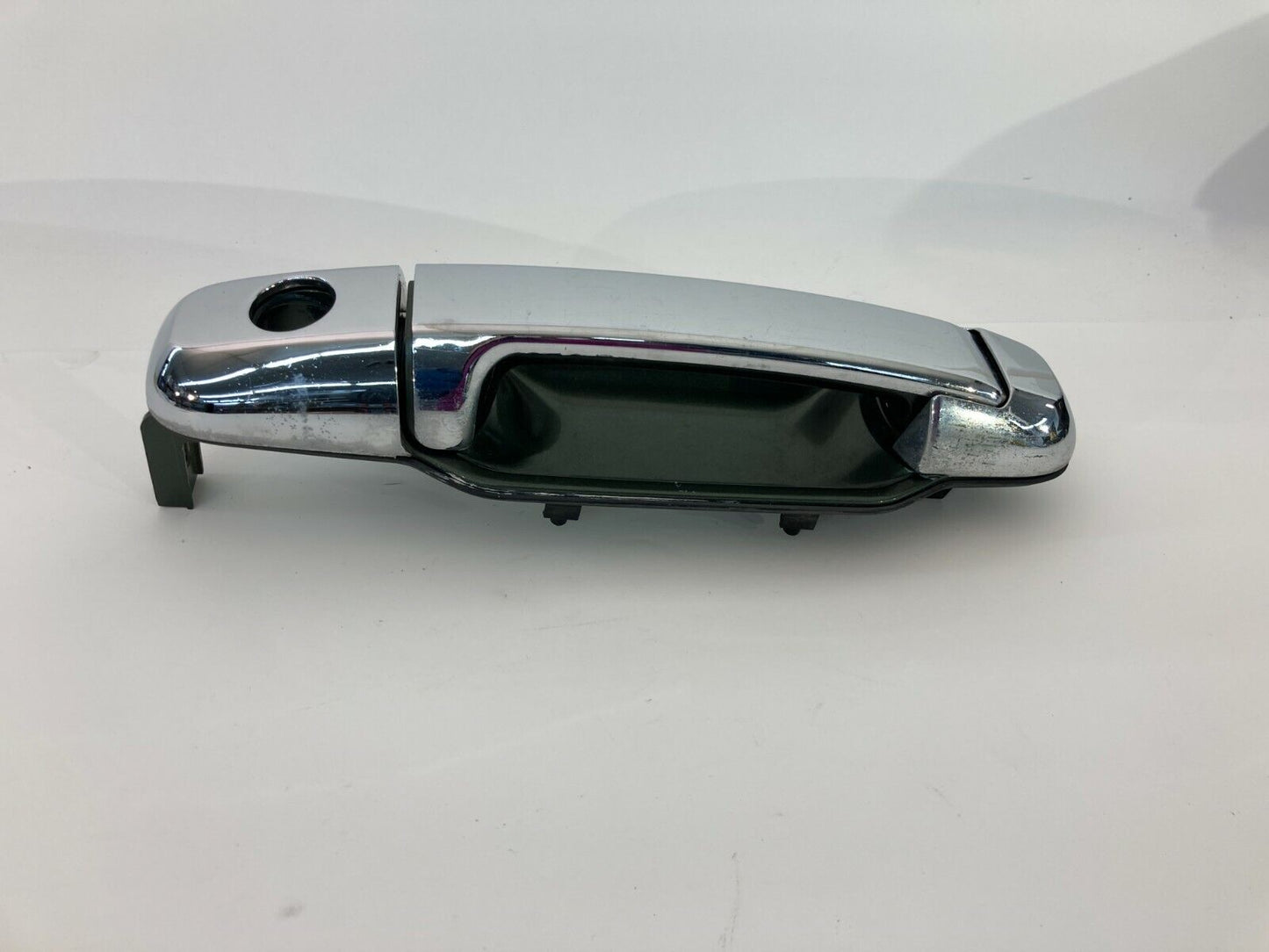 2003-2006 Kia Sorento Front Right Passenger Exterior Door Handle Assembly OEM