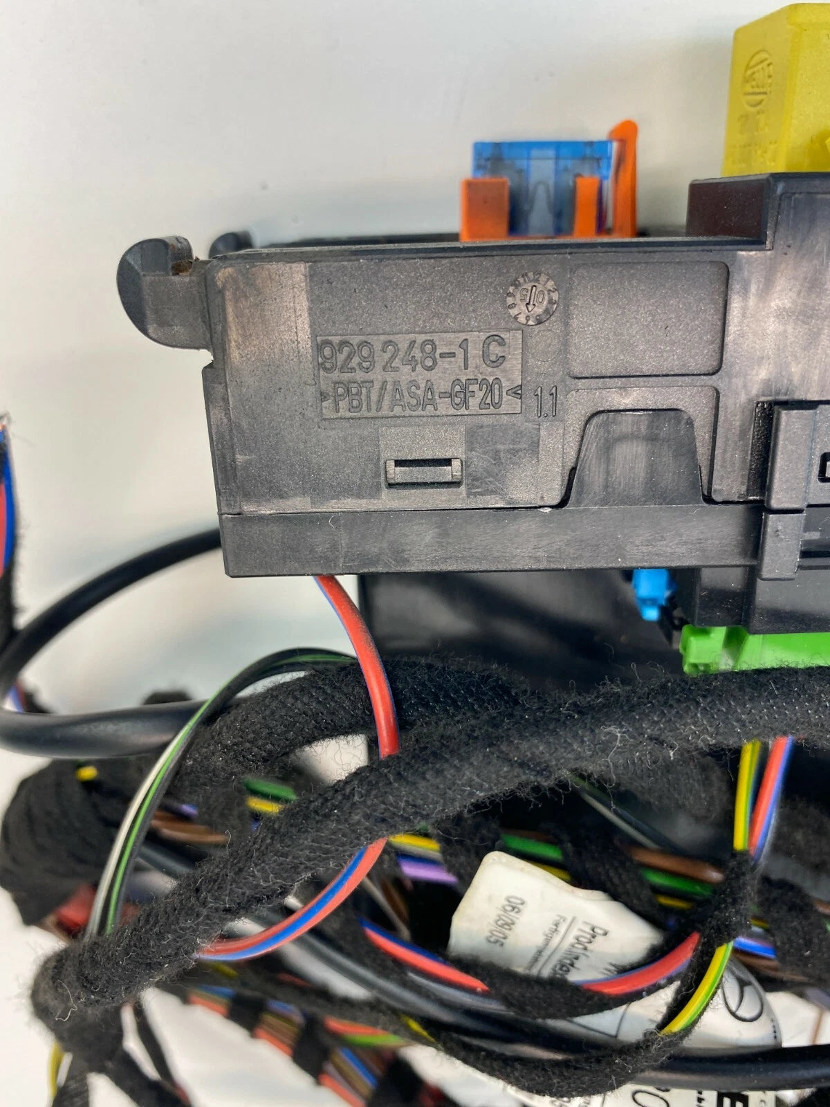 06 07 MERCEDES C280 REAR TRUNK SAM FUSE BOX W/ ANTI THEFT MODULE A2034403905