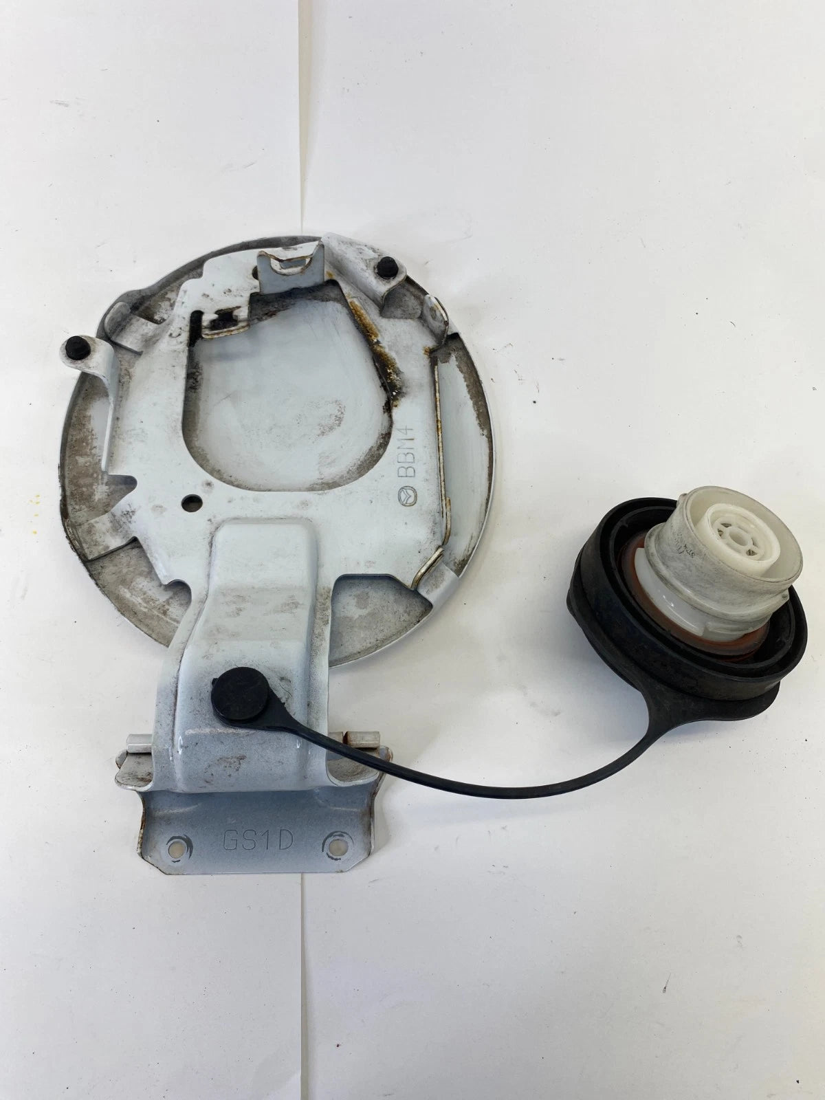 2010-2013 MAZDA 3 SEDAN FUEL FILLER GAS TANK DOOR LID COVER W/ TANK CAP OEM