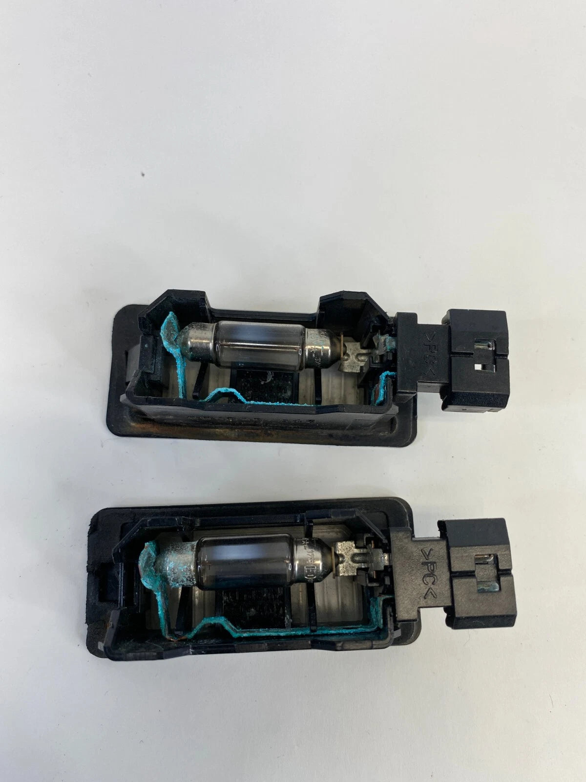 2006 BMW 330XI SEDAN REAR TRUNK LID LICENSE PLATE LIGHT LAMP SET PAIR OEM