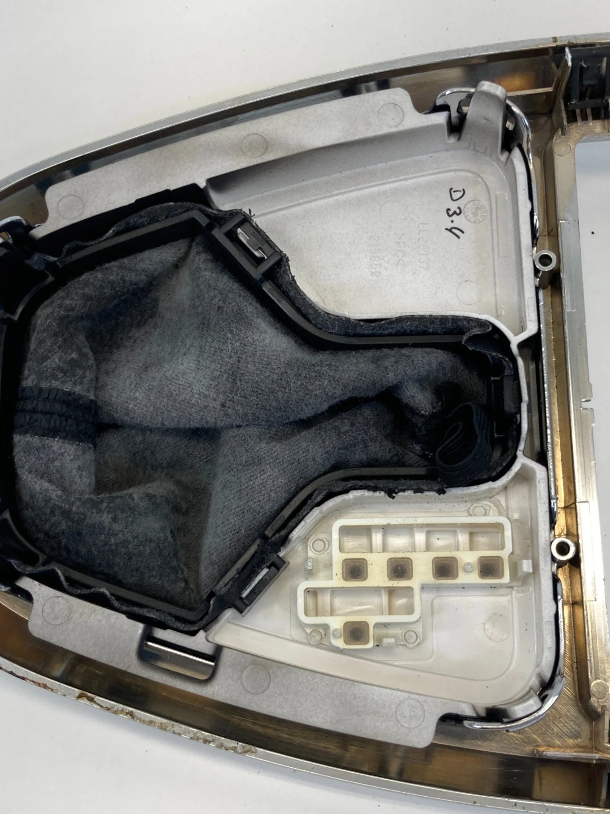 2008-2012 LAND ROVER LR2 CENTER CONSOLE SHIFTER BEZEL TRIM PANEL W/BOOT OEM