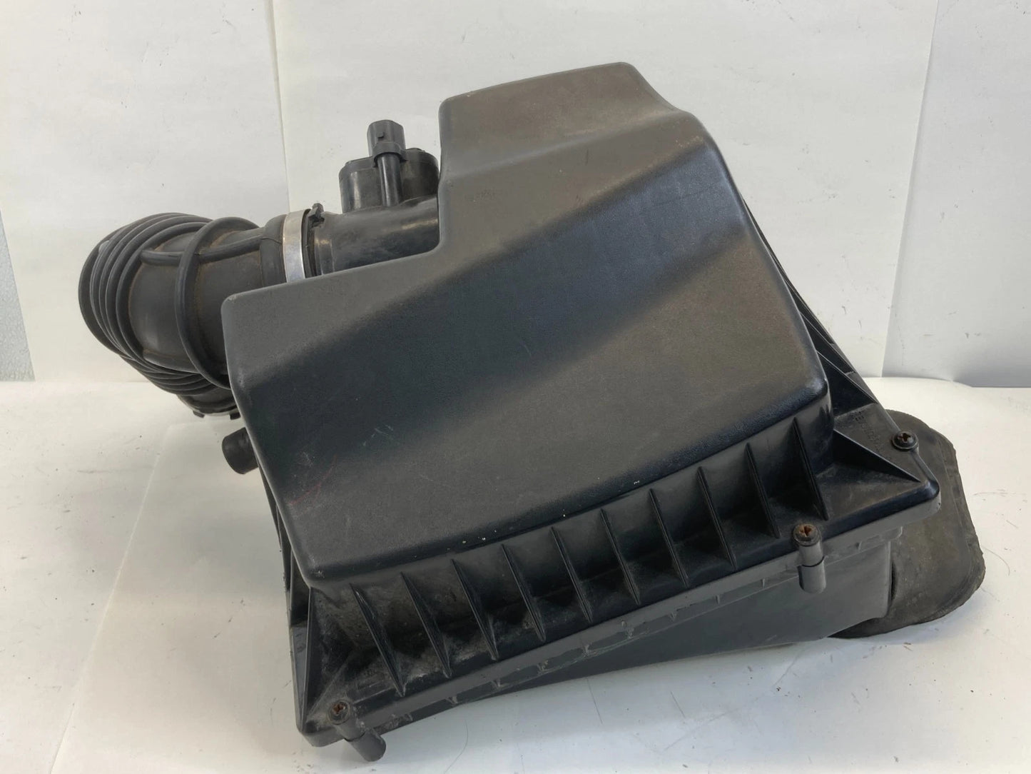 2011 2012 CHEVROLET CRUZE 1.8L AIR INTAKE CLEANER FILTER BOX HOUSING W/ HOSE OEM