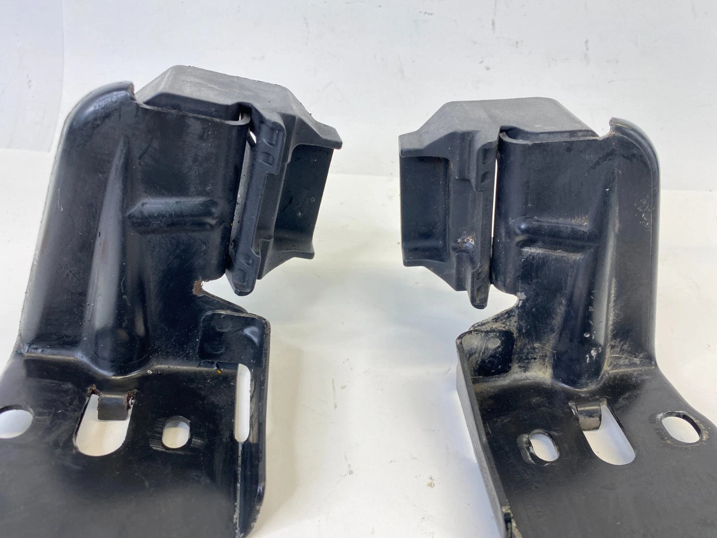 07 08 BMW 328xi 09-11 328I LEFT & RIGHT RADIATOR SUPPORT BRACKET 51647117811 OEM