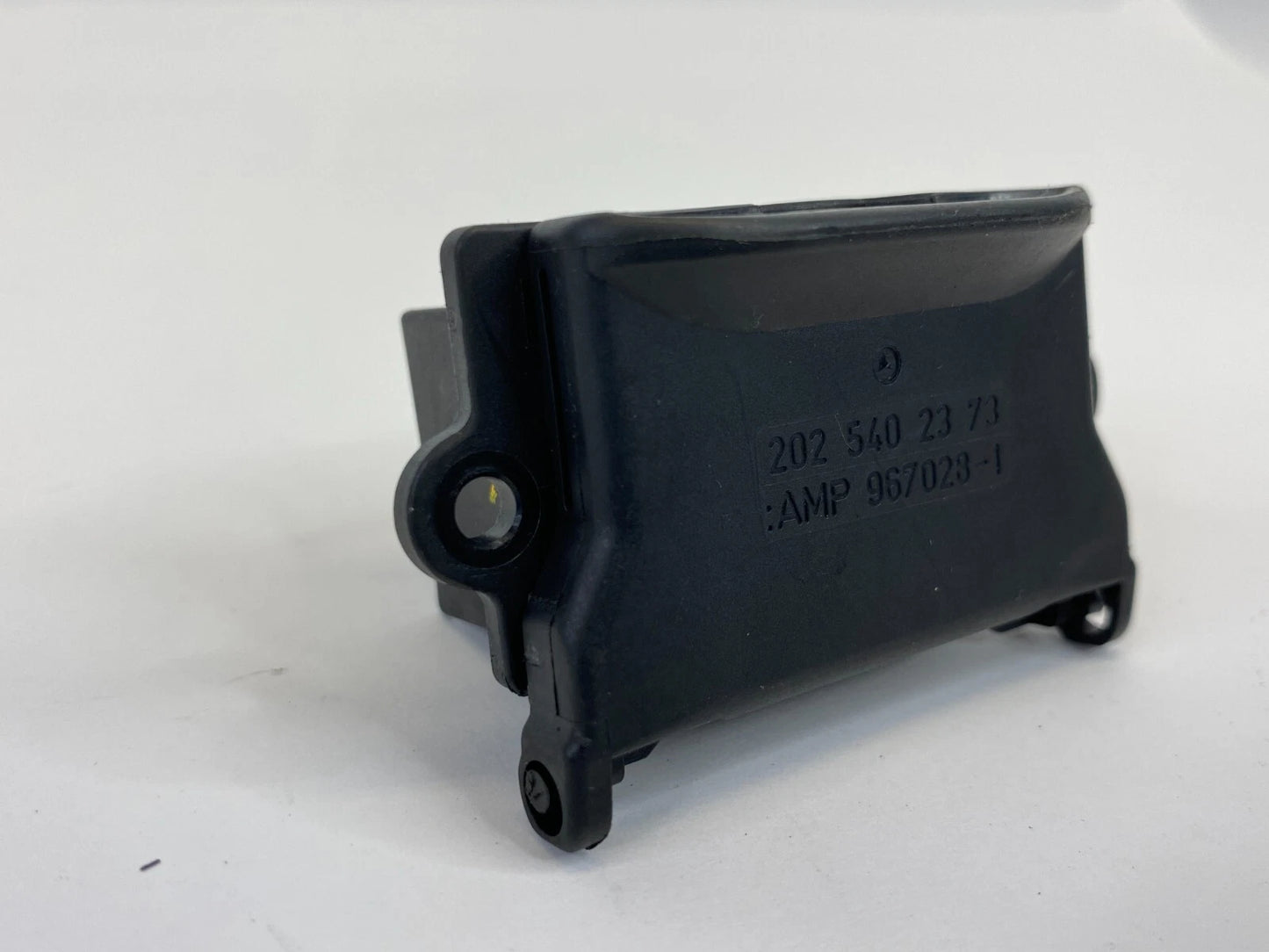 2003-2006 MERCEDES-BENZ E500 DIAGNOSTIC PLUG PORT UNDER COVER 202-540-23-73