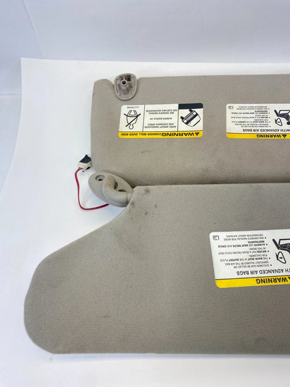 2005-2007 JEEP LIBERTY SUN VISOR PAIR SET DRIVER PASSENGER BEIGE W/ LIGHT OEM