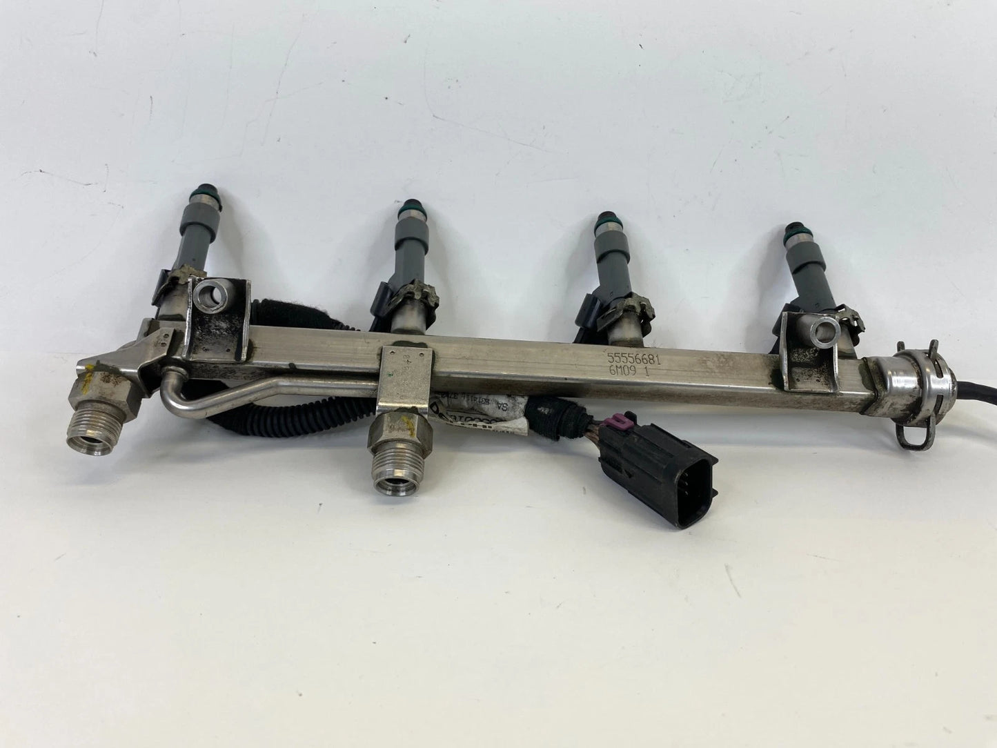 2007-2011 Saab 9-3 2.0L Engine Fuel Rail Injection w/ Injectors 55556681