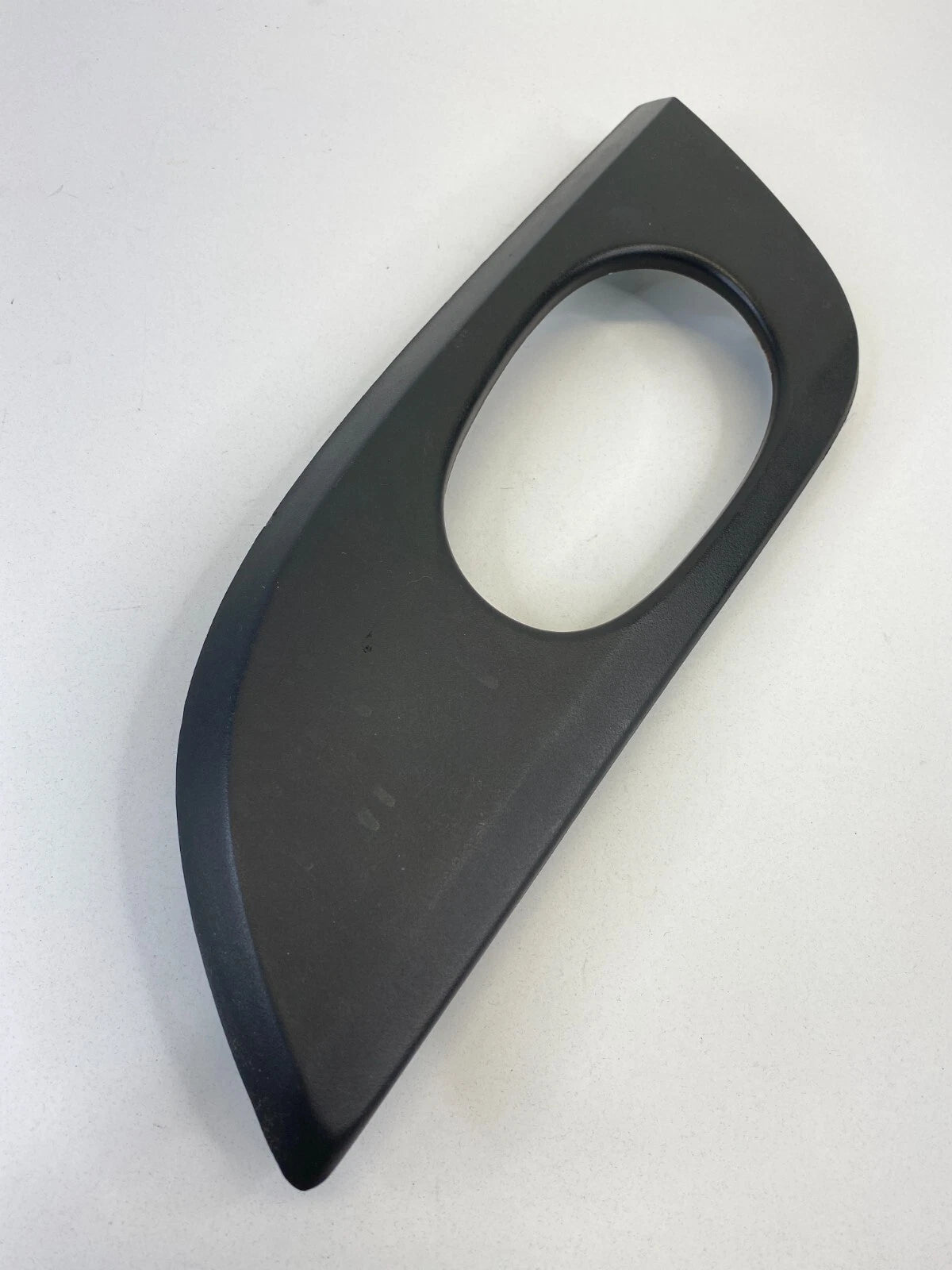 02-09 GMC ENVOY FRONT RIGHT PASSENGER INTERIOR DOOR HANDLE BEZEL TRIM 15146092