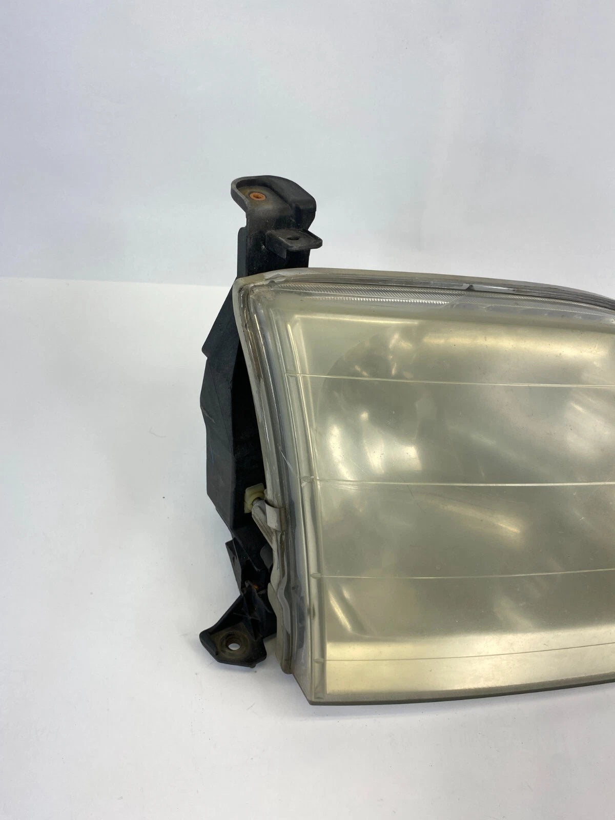 2001-2004 TOYOTA SEQUOIA FRONT RIGHT PASSENGER HEADLIGHT HEADLAMP LAMP OEM