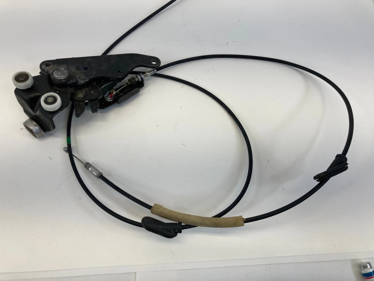 05-10 HONDA ODYSSEY RIGHT PASSENGER SLIDING DOOR LOWER ROLLER LATCH W/ CABLE OEM