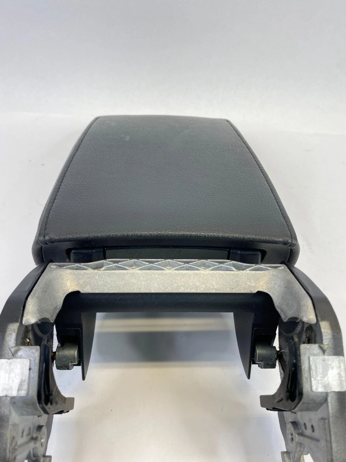 2013-2016 VOLKSWAGEN JETTA CENTER CONSOLE ARMREST ARM REST LID 5C6-864-207 OEM