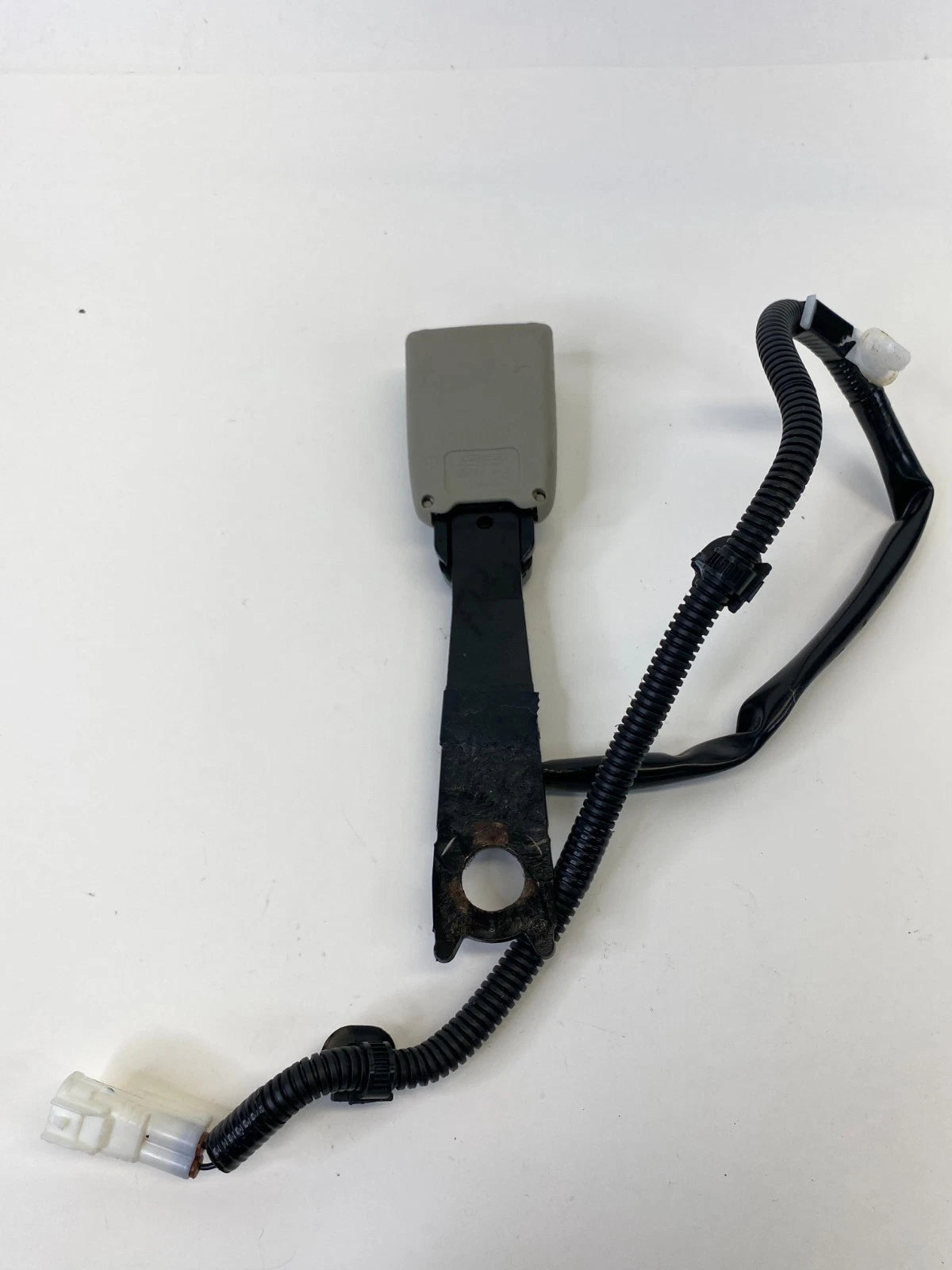 2007-2011 TOYOTA CAMRY FRONT RIGHT PASSENGER SIDE SEAT BELT BUCKLE GRAY OEM