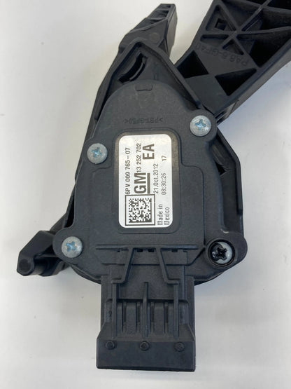 2011-15 Cruze Volt 12-17 Verano Accelerator Gas Pedal w/Position Sensor 13252702