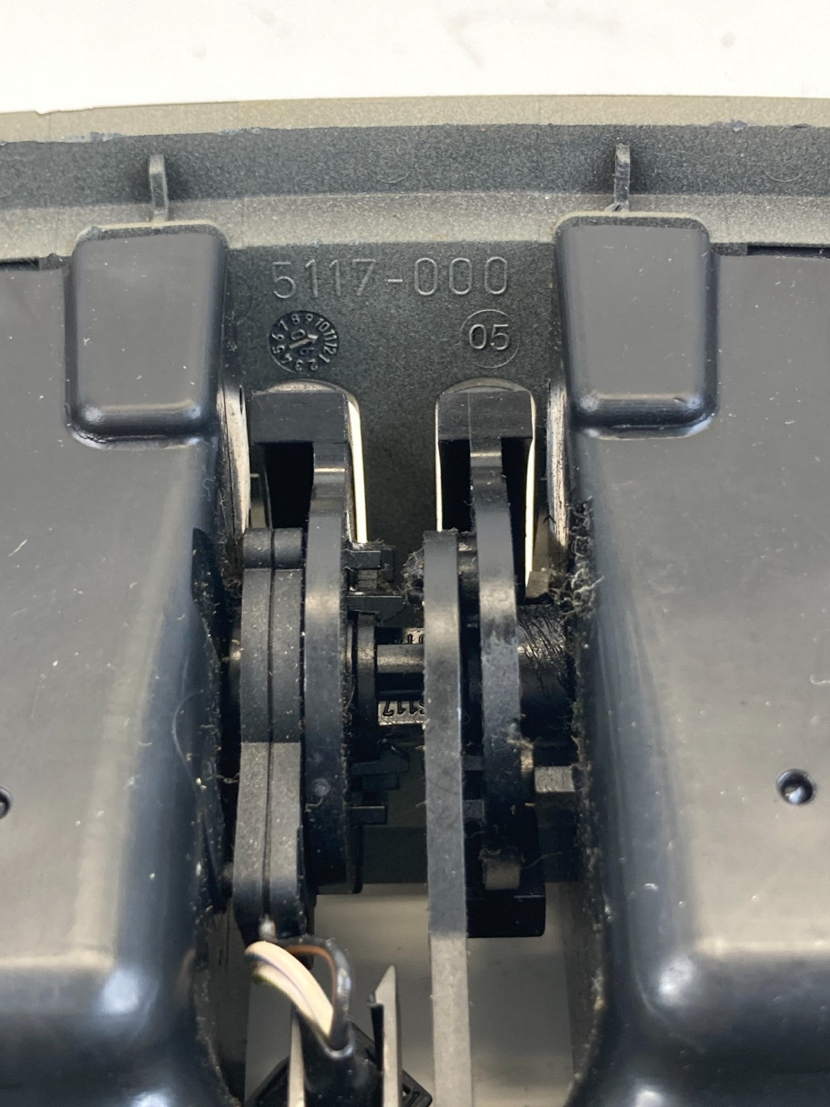 04 05 06 07 BMW 525i Rear Center Console Dual Air A/C Vent Grille 6932023 OEM