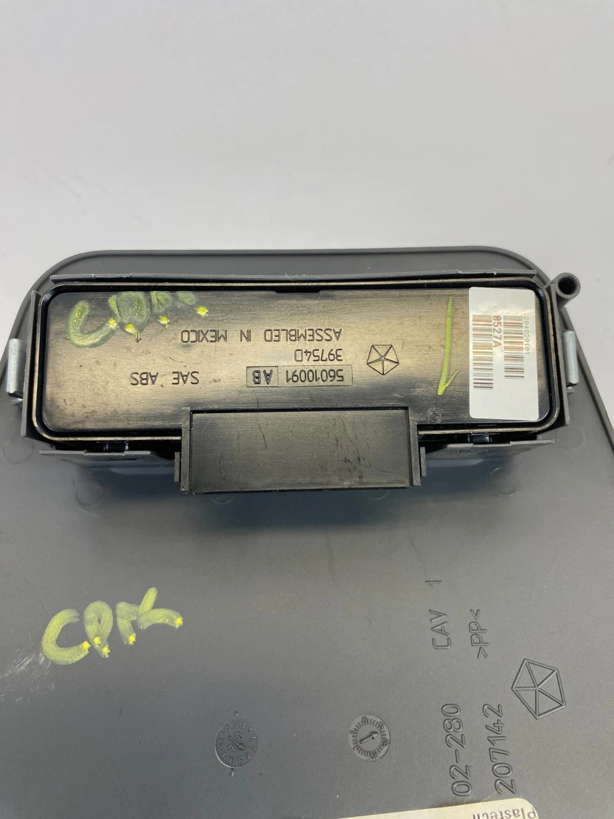 2002-2007 JEEP LIBERTY REAR CONSOLE POWER WINDOW SWITCH BEZEL W/ SWITCH 5GP28XDH