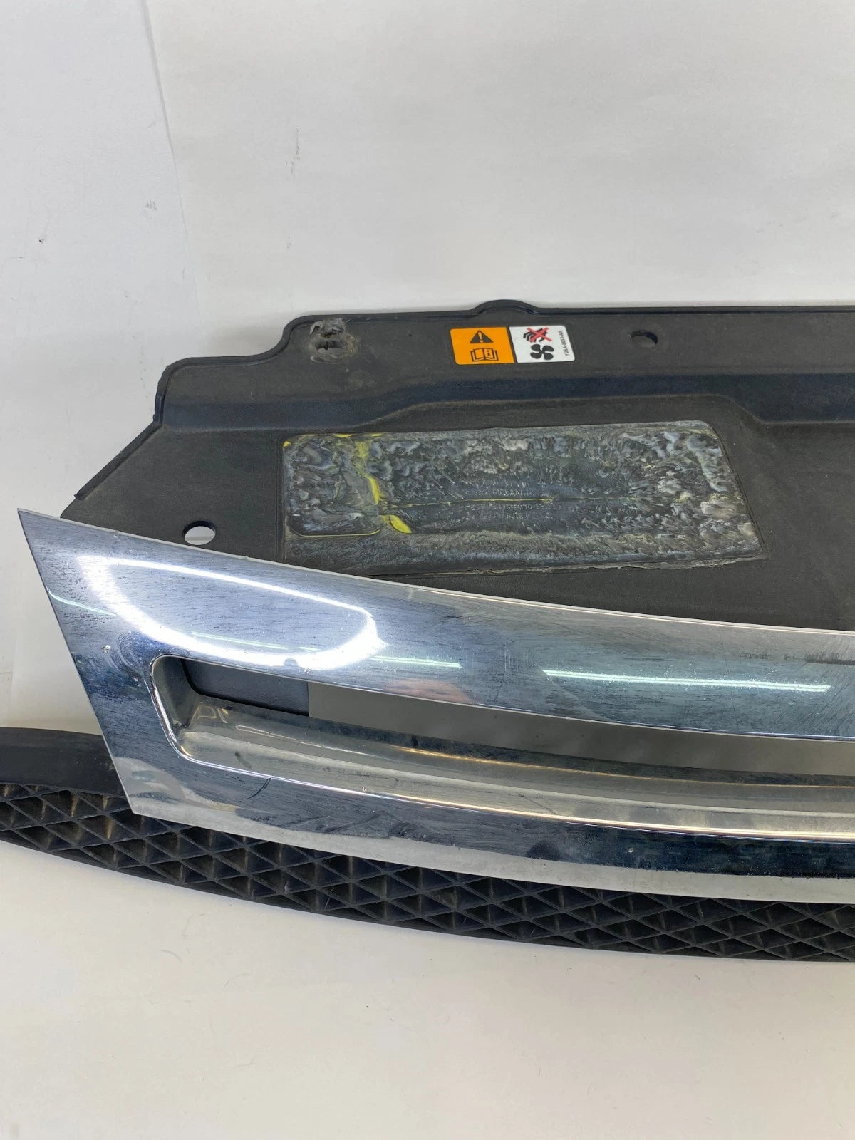 2008-2011 FORD FOCUS SEDAN UPPER CHROME GRILLE GRILL ASSY 8S43-8200-BGW OEM