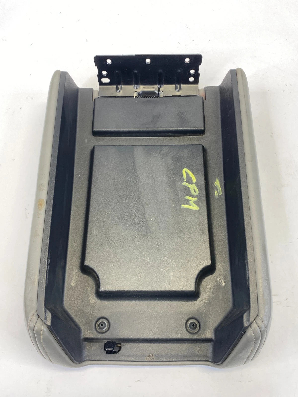 09-17 CHEVROLET TRAVERSE GRAY CENTER CONSOLE ARMREST LID ASSEMBLY OEM 22905366