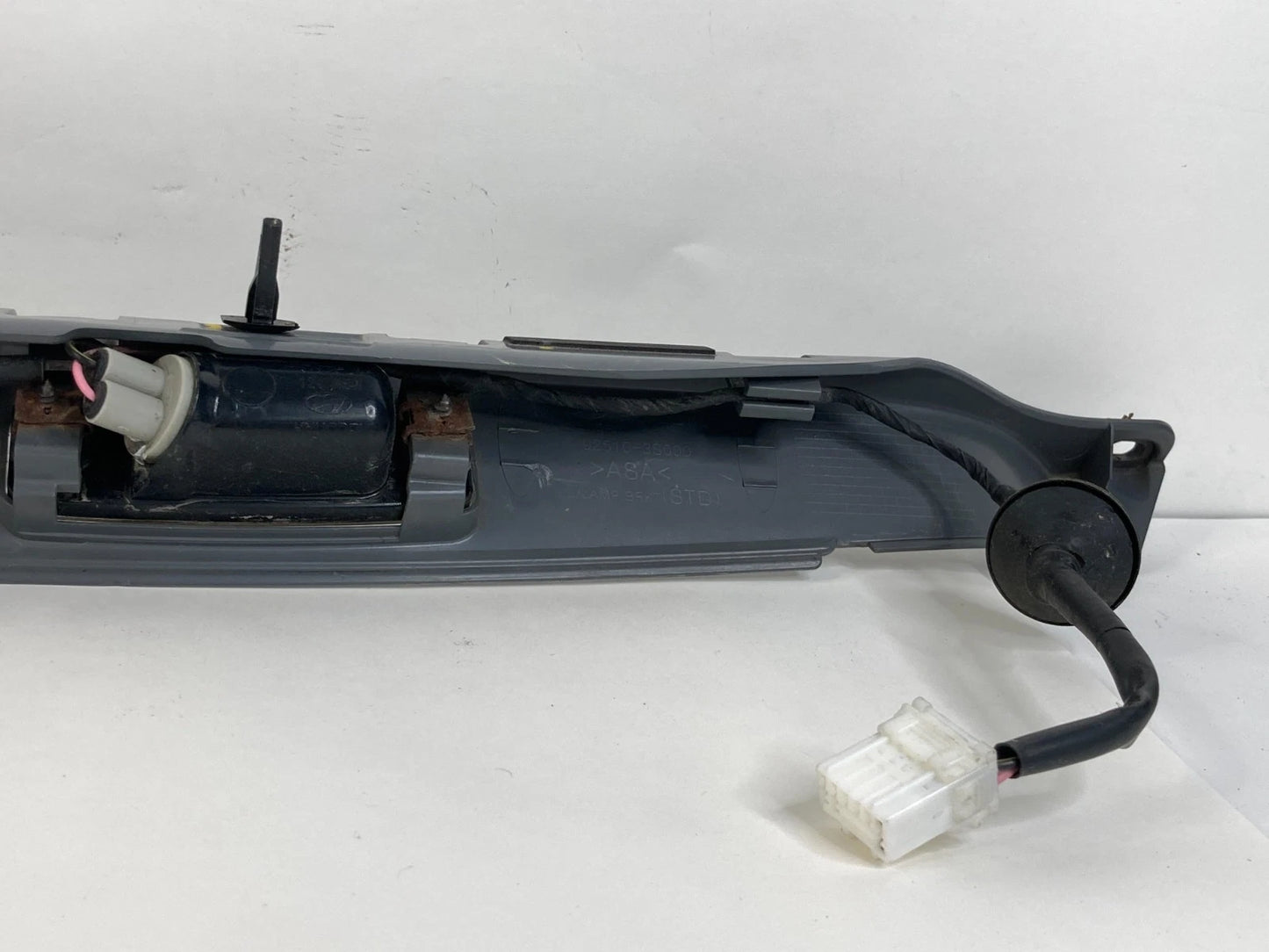 11-14 HYUNDAI SONATA SEDAN REAR TRUNK HATCH HANDLE HOUSING W/ LICENSE LIGHT OEM