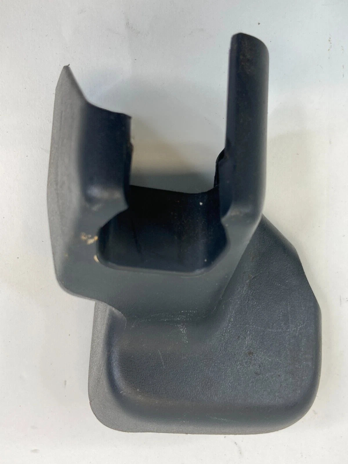 2009-2013 TOYOTA MATRIX RIGHT OUTER SEAT TRACK END COVER TRIM CAP 7213702120
