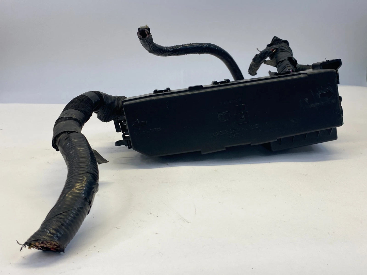 2009-2012 FORD ESCAPE ENGINE FUSE BOX RELAY JUNCTION MODULE OEM 9L8T-14A003-BB
