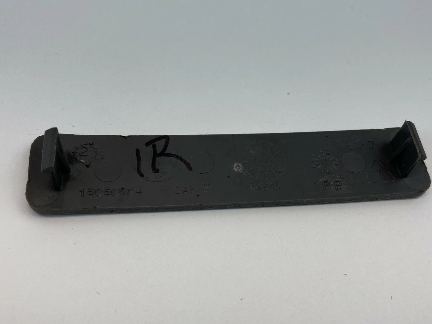 02-04 GMC ENVOY XL INNER DOOR HANDLE PLUG TRIM BOLT SCREW CAP COVER 15050504