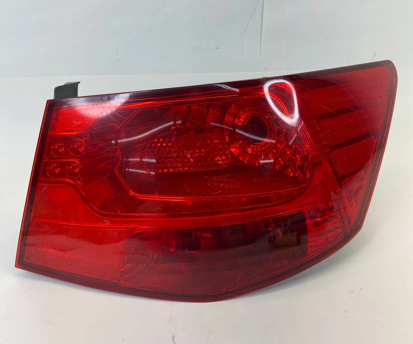 2010-2013 KIA FORTE SEDAN REAR RIGHT PASSENGER QUARTER MOUNTED TAILLIGHT LIGHT