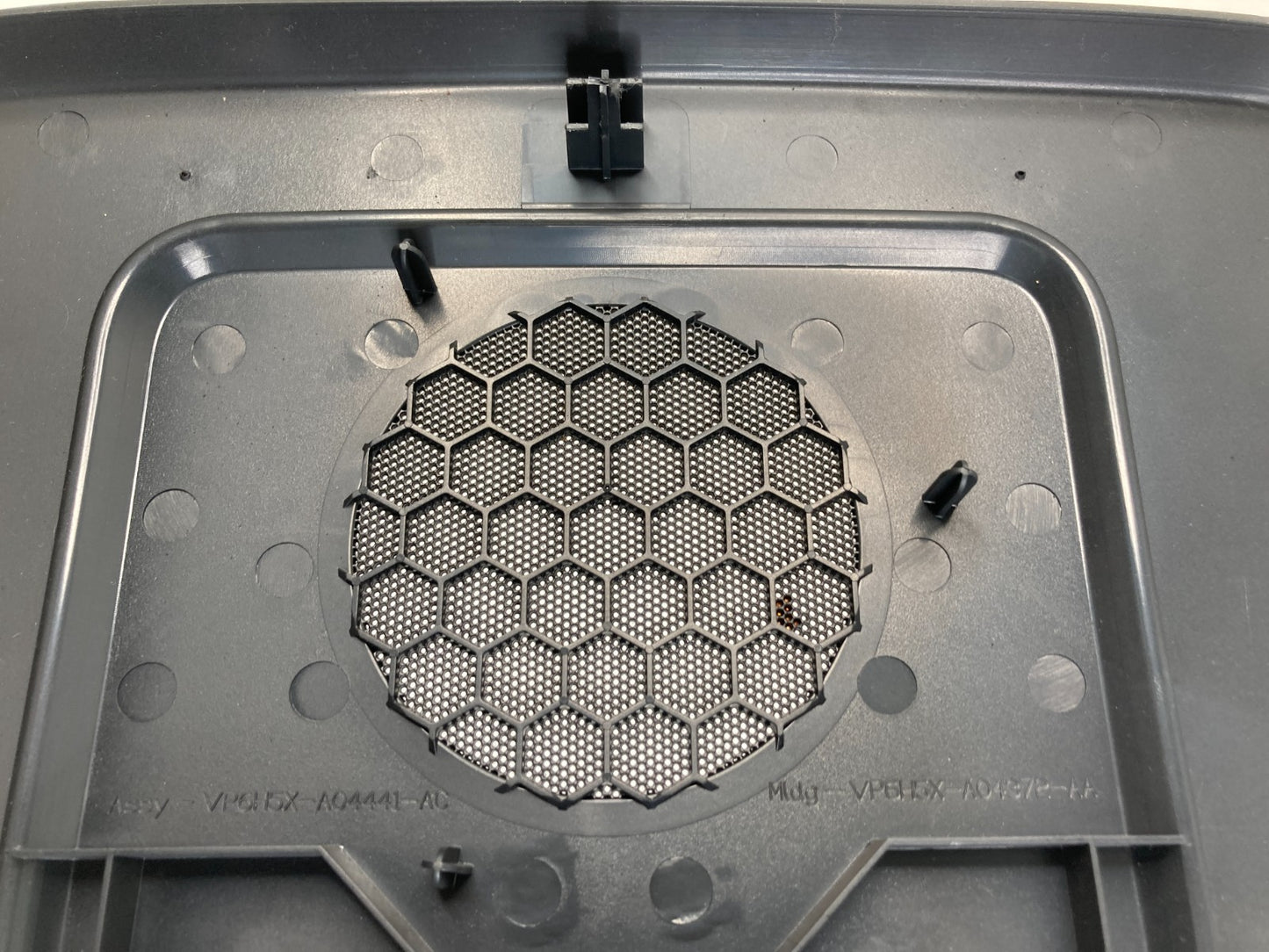 2008-2015 Land Rover LR2 Center Dash Speaker Cover Bezel Trim 6H52-A04441-AE OEM