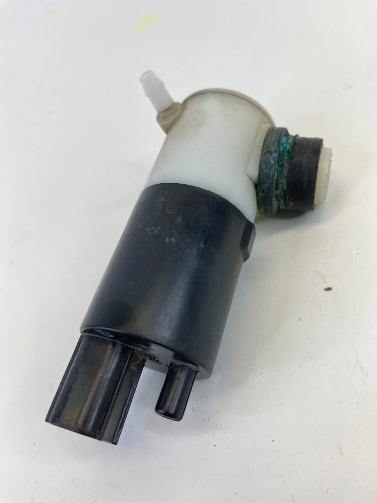 2013-2020 FORD FUSION SEDAN FRONT WINDSHIELD WIPER WASHER PUMP ASSY