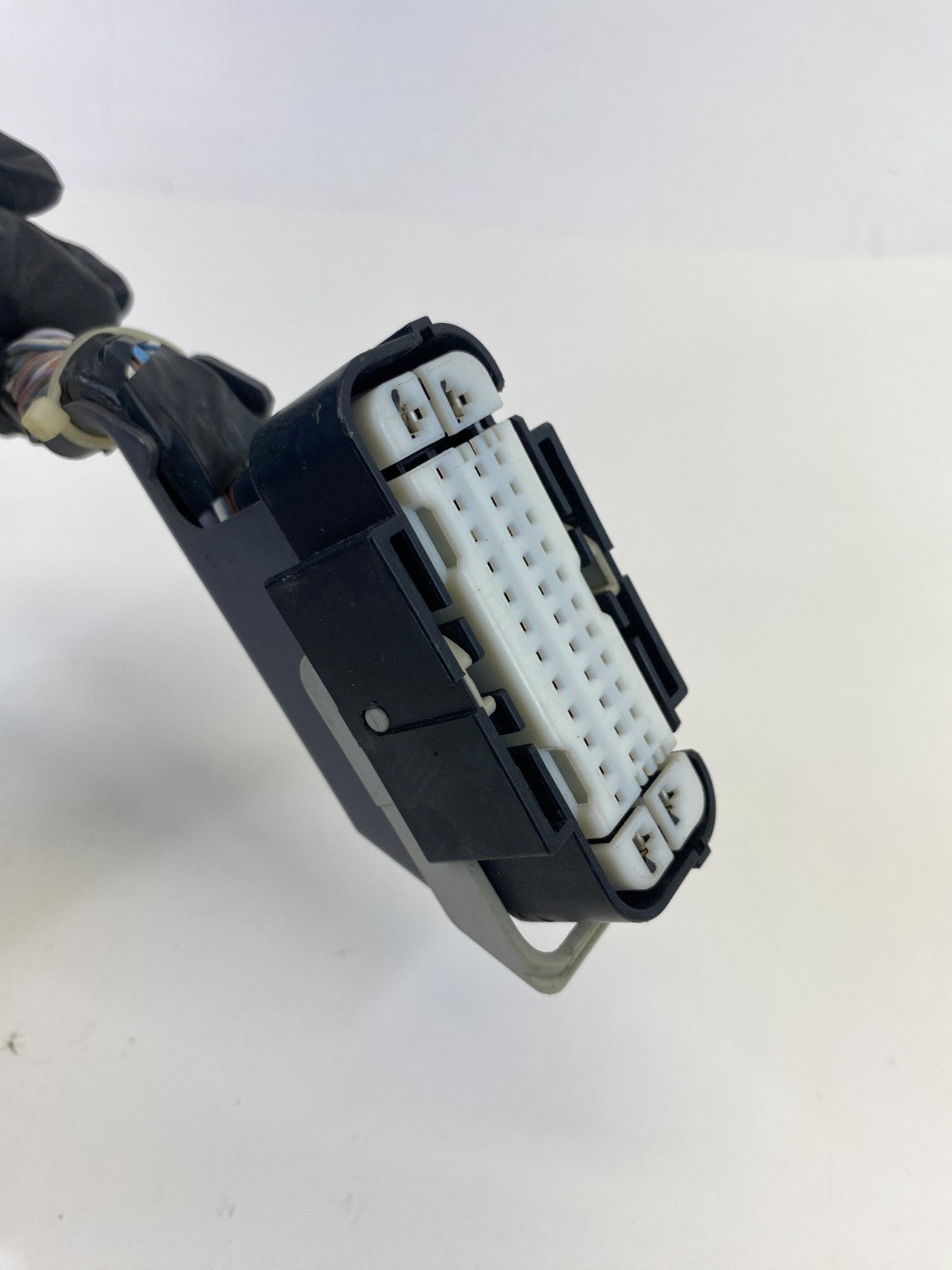 2009-2011 Jaguar XF 4.2L A/T RWD ABS Anti Lock Brake Pump Socket Plug Connector