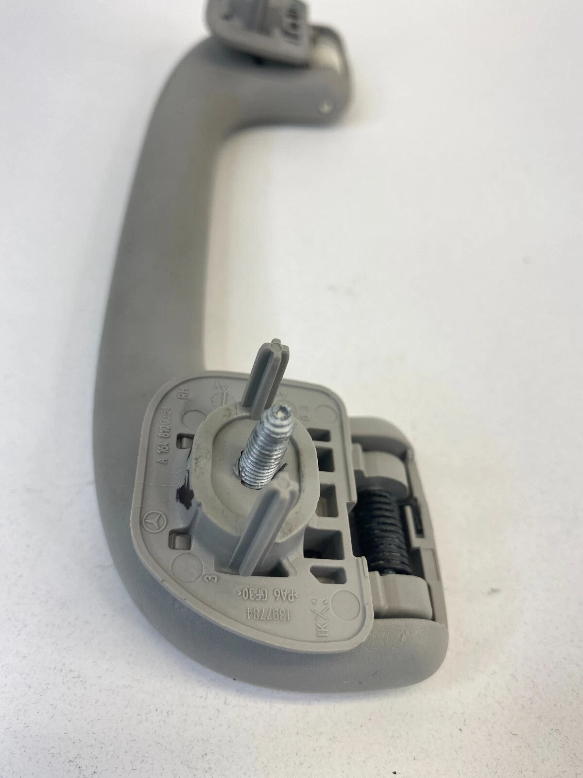06-12 MERCEDES-BENZ R350 FRONT LEFT DRIVER ROOF GRAB HANDLE ASSIST A1648100354