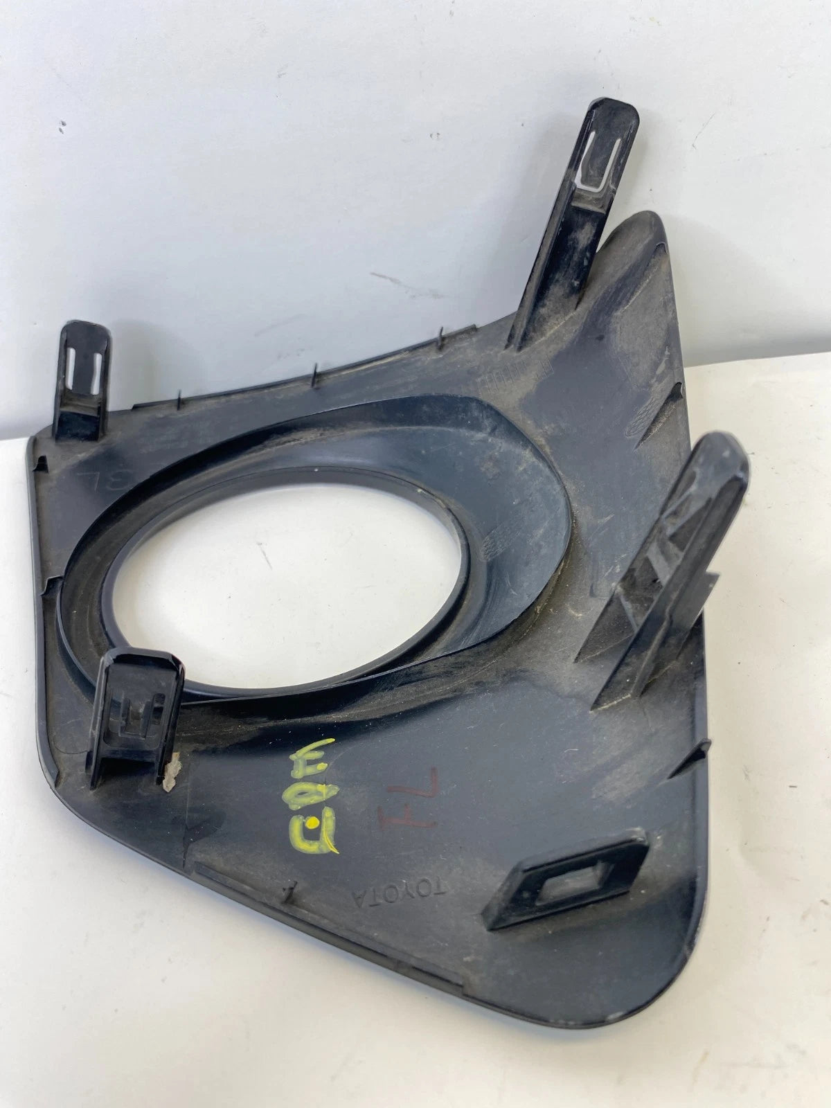 2014-2016 TOYOTA COROLLA FRONT LEFT FOG LIGHT LAMP COVER TRIM BEZEL 81482-02370