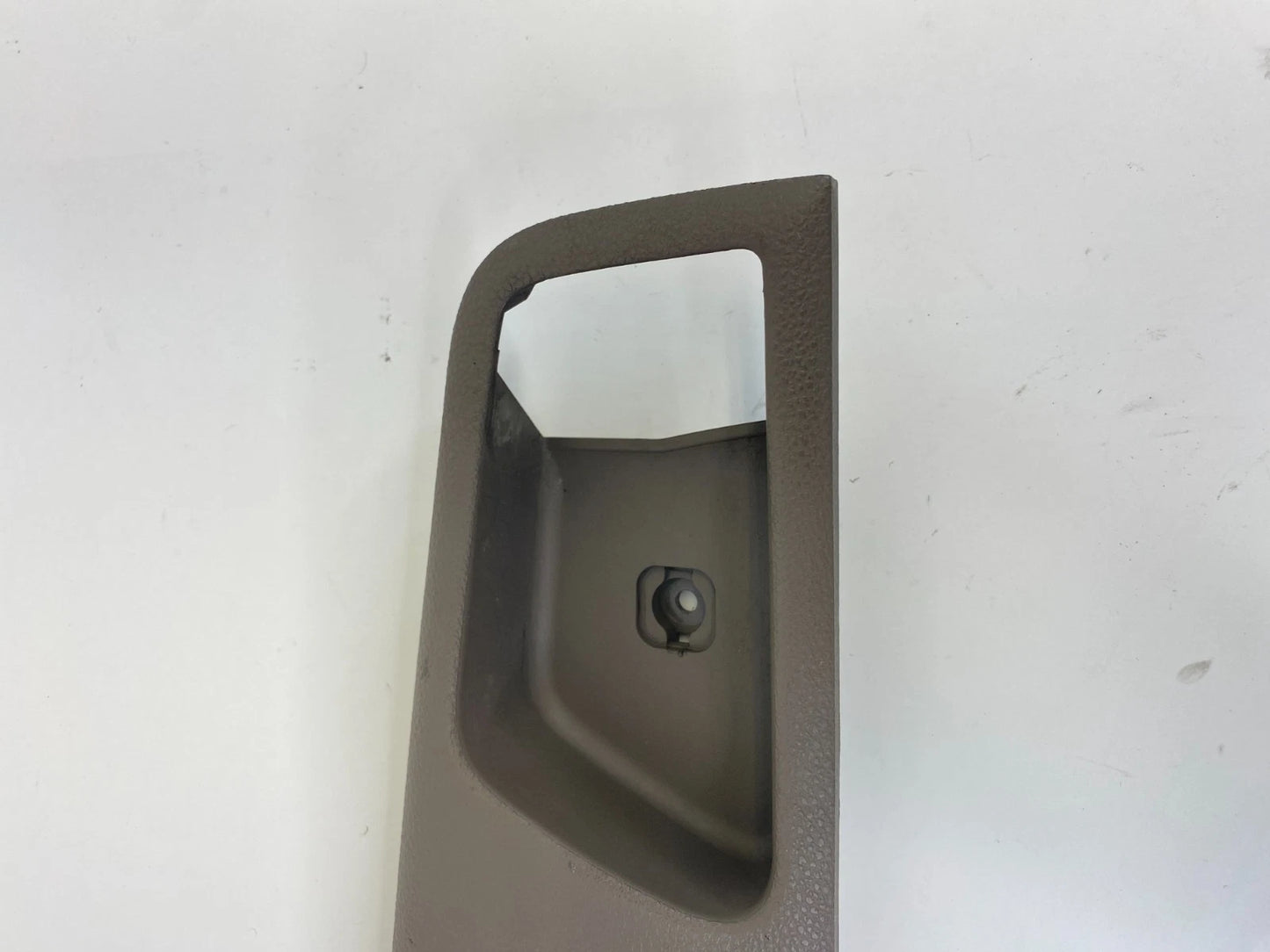 2005-2010 KIA SPORTAGE REAR LEFT INSIDE DOOR HANDLE TRIM BEZEL 83611-1F000