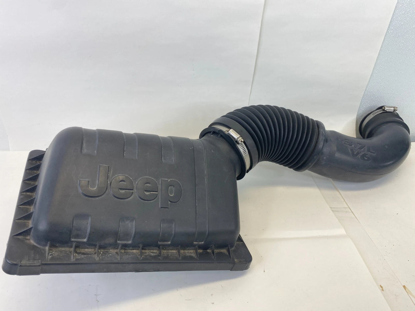 02-07 JEEP LIBERTY 3.7L AIR INTAKE DUCT & UPPER AIR FILTER HOUSING 53013727AA