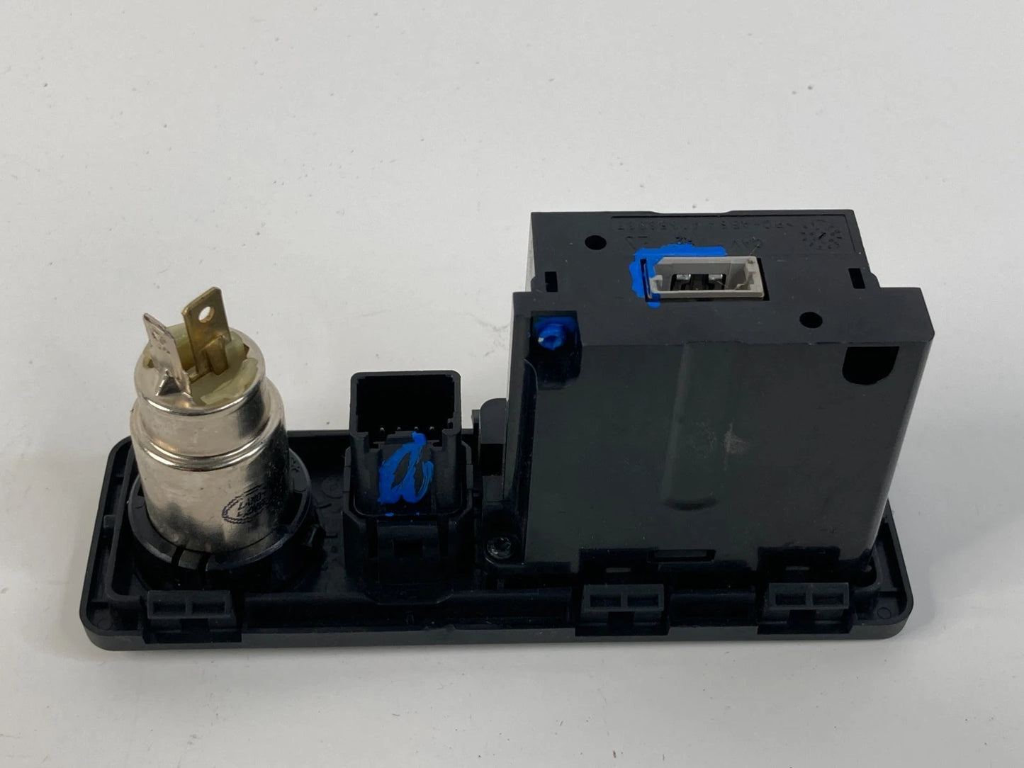 2009-2015 JAGUAR XF CONSOLE USB AUX AUXILIARY JACK SOCKET PORT A2C5336865900 OEM