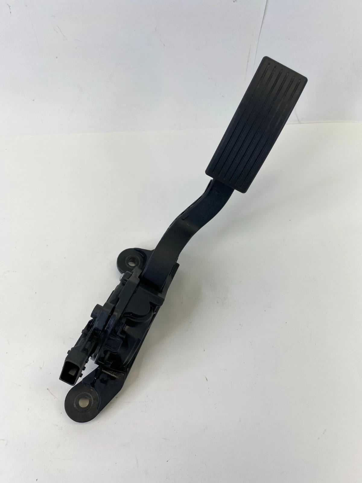 2012-2017 KIA RIO 1.6L ACCELERATOR GAS THROTTLE PEDAL ASSEMBLY 32700-1W110 OEM
