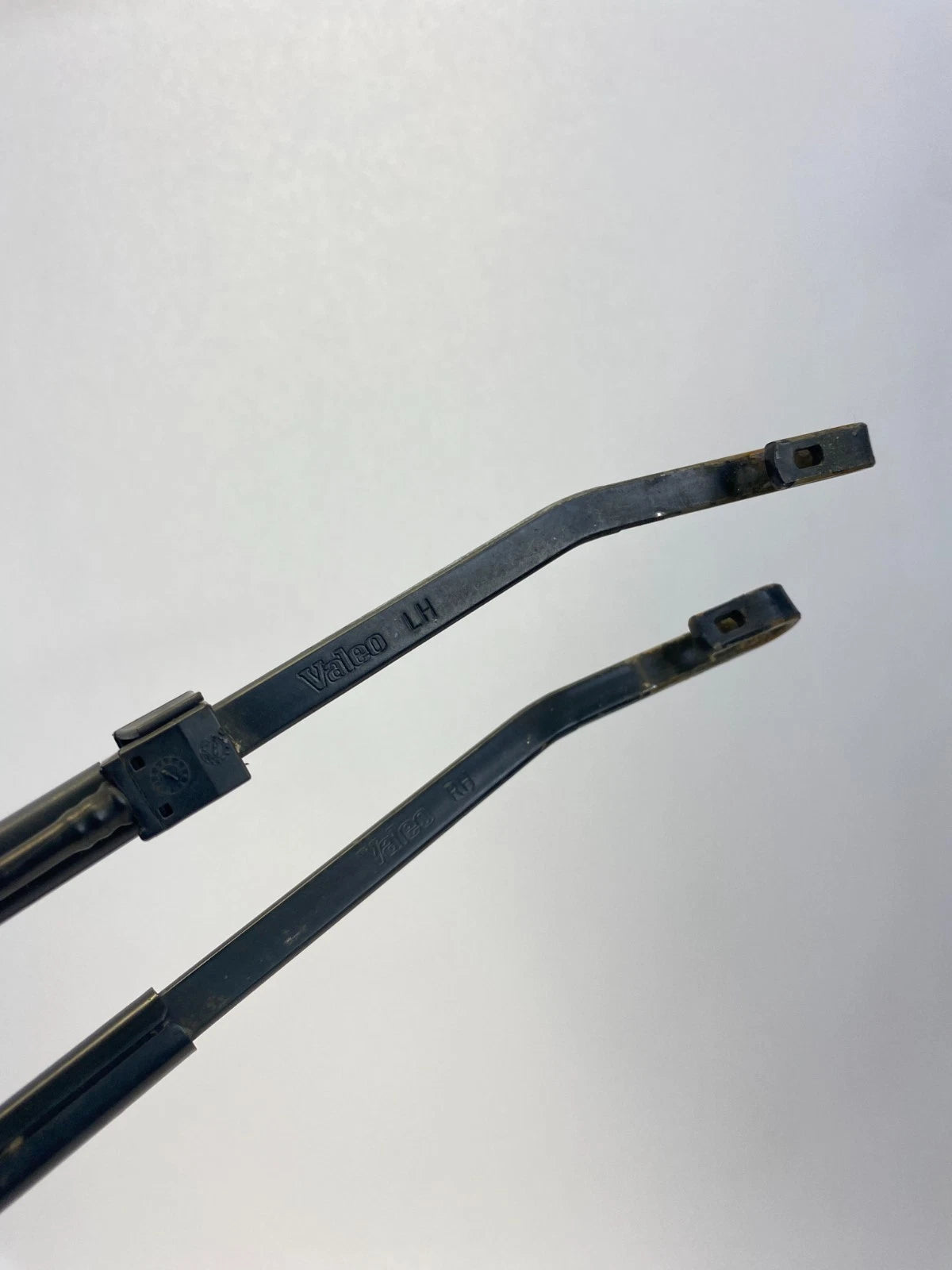 2003-2006 CHEVY TAHOE SILVERADO FRONT RIGHT & LEFT WINDSHIELD WIPER ARMS SET OEM