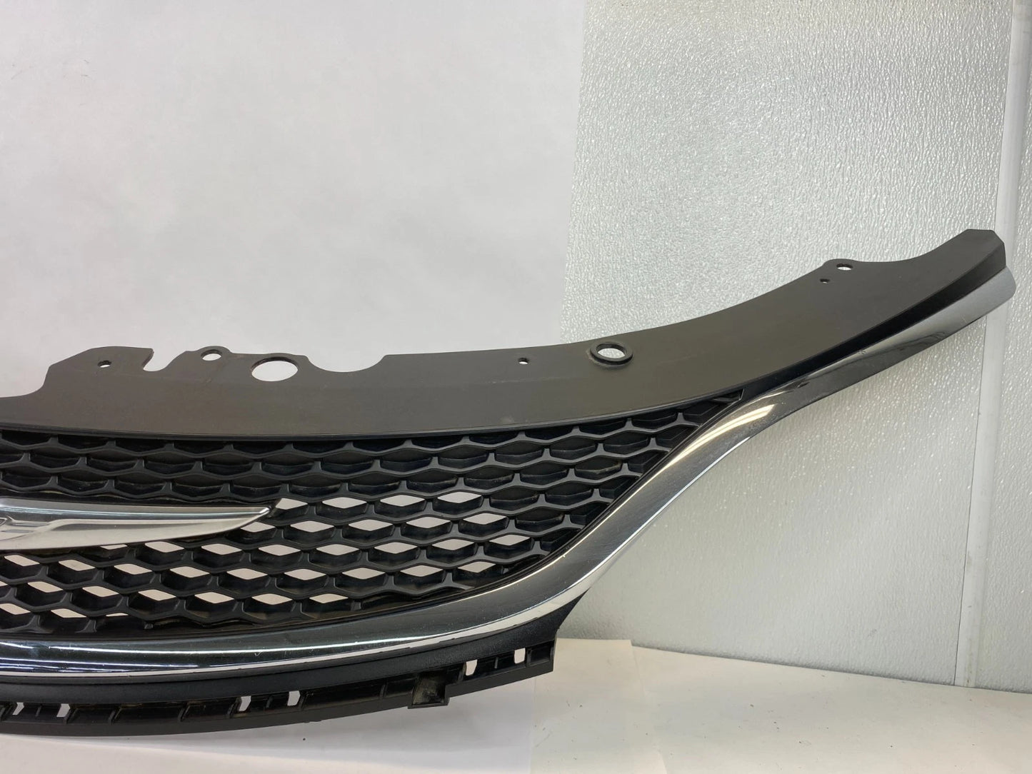 15-17 CHRYSLER 200 FRONT UPPER BUMPER GRILLE WITH EMBLEM CHROME OEM 68227617AC