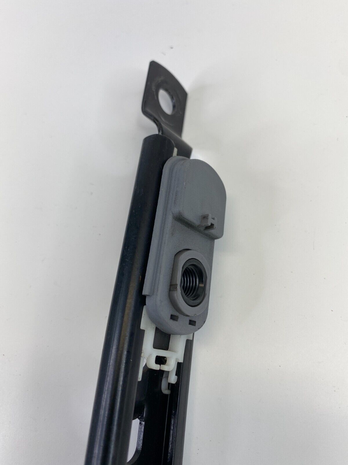 2005 2006 Hyundai Elantra Front Right Passenger Seat Belt Adjuster Height OEM