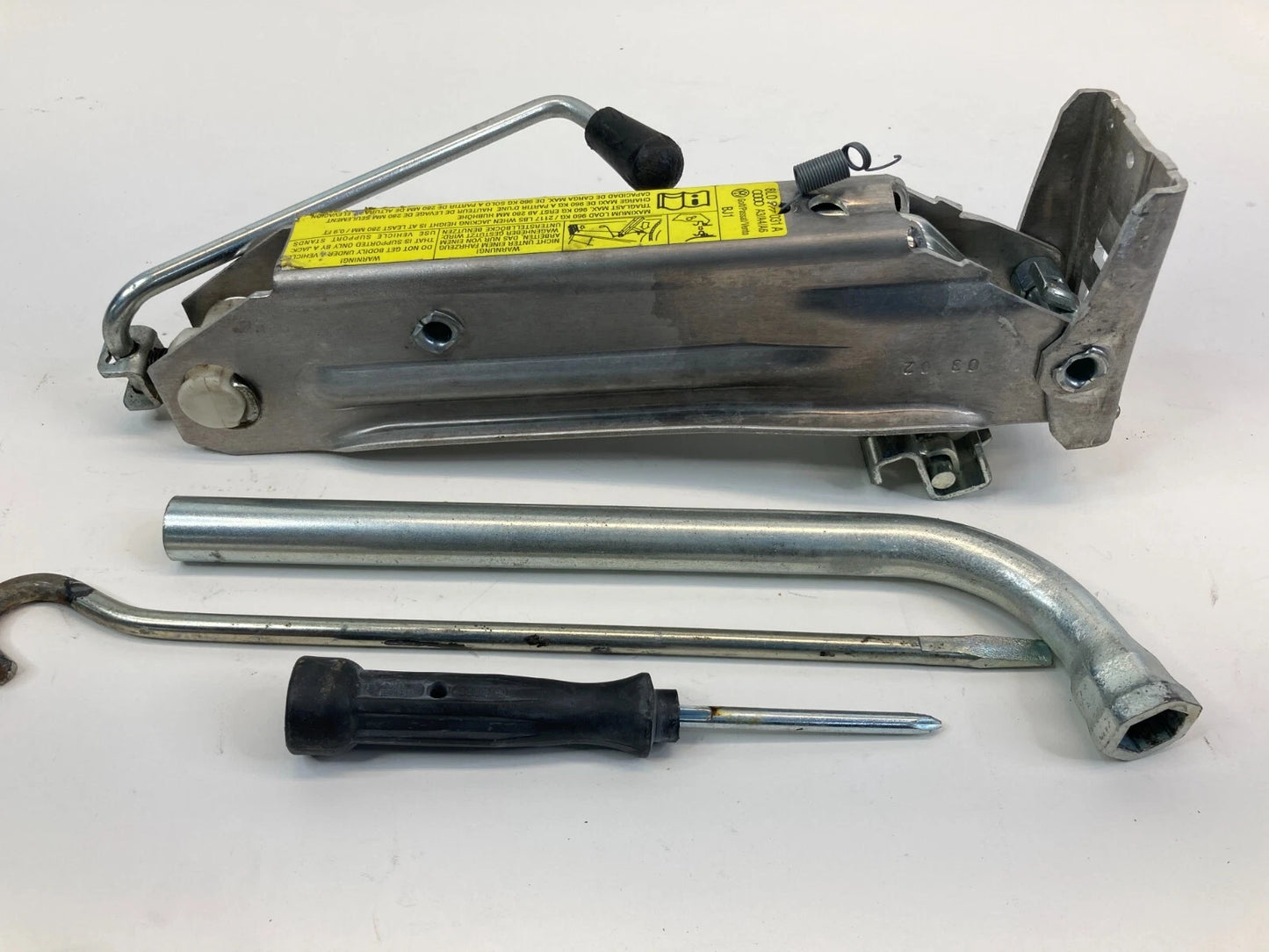 2001-2005 VW VOLKSWAGEN PASSAT EMERGENCY SPARE TIRE KIT JACK TOOL LUG 8L0011031A