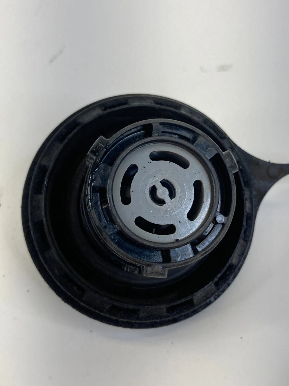97-03 FORD F-150 97-99 F-250 4.6L 16V FUEL FILLER TANK GAS LID COVER CAP ASSY