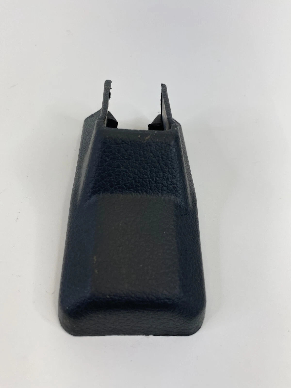 2004-2008 NISSAN MAXIMA FRONT LEFT SIDE SEAT TRACK COVER BEZEL TRIM 87507-7Y000