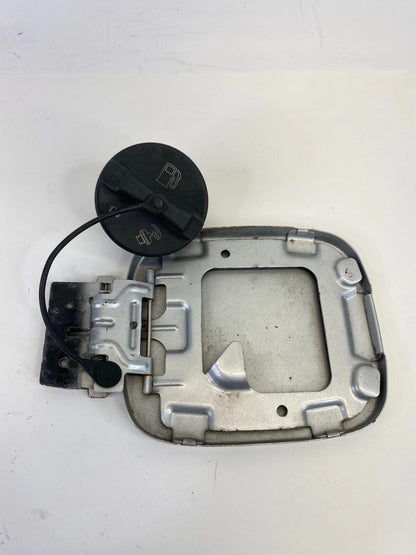 02 03 04 05 06 07 SATURN VUE 3.5L FUEL FILLER DOOR GAS LID W/ COVER CAP OEM