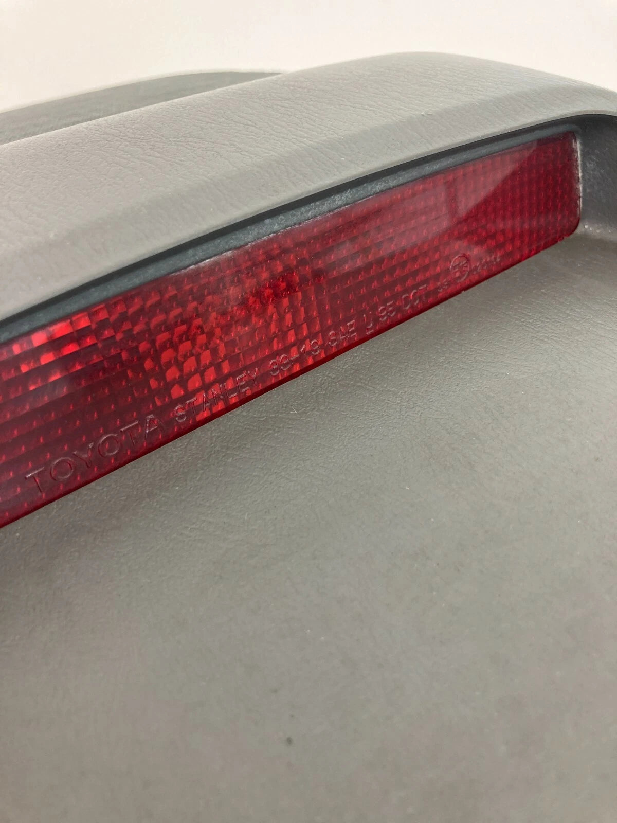 1997-2001 LEXUS ES300 REAR HIGH MOUNTED THIRD BRAKE STOP LIGHT OEM 64033-33070