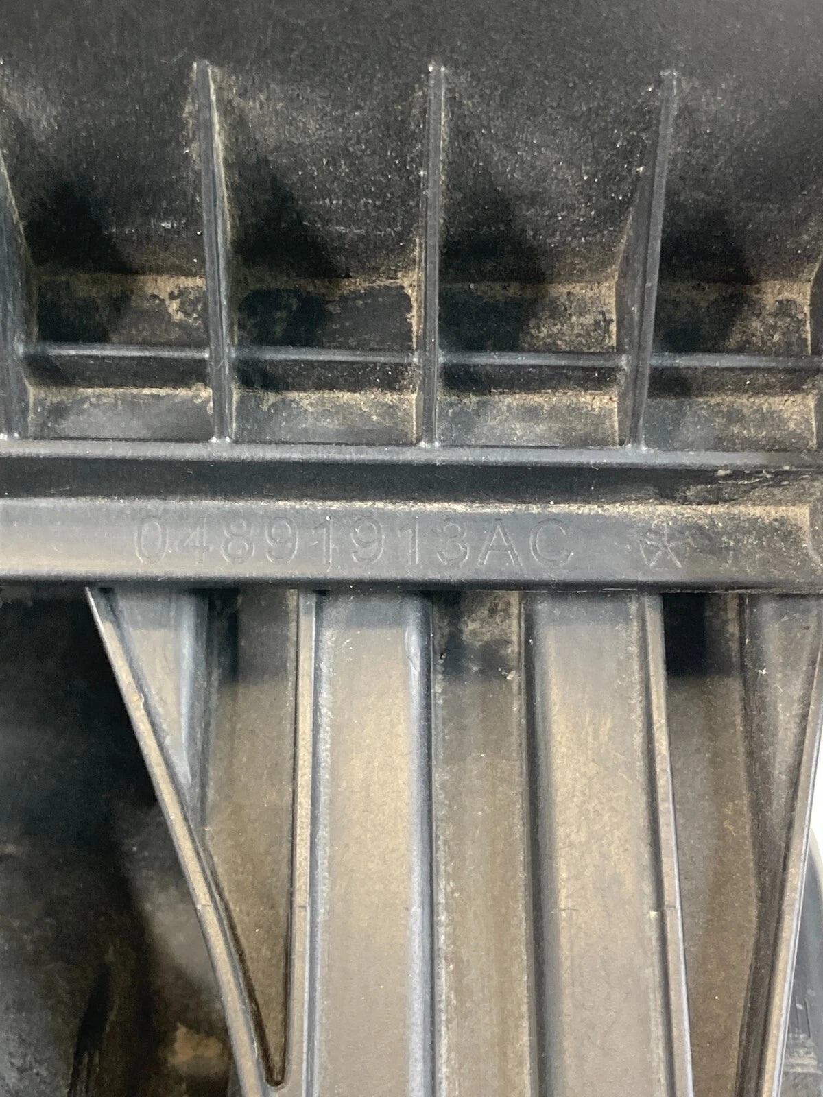 2009 2010 DODGE JOURNEY 3.5L AIR INTAKE FILTER HOUSING BOX HOSE 04891913AC OEM