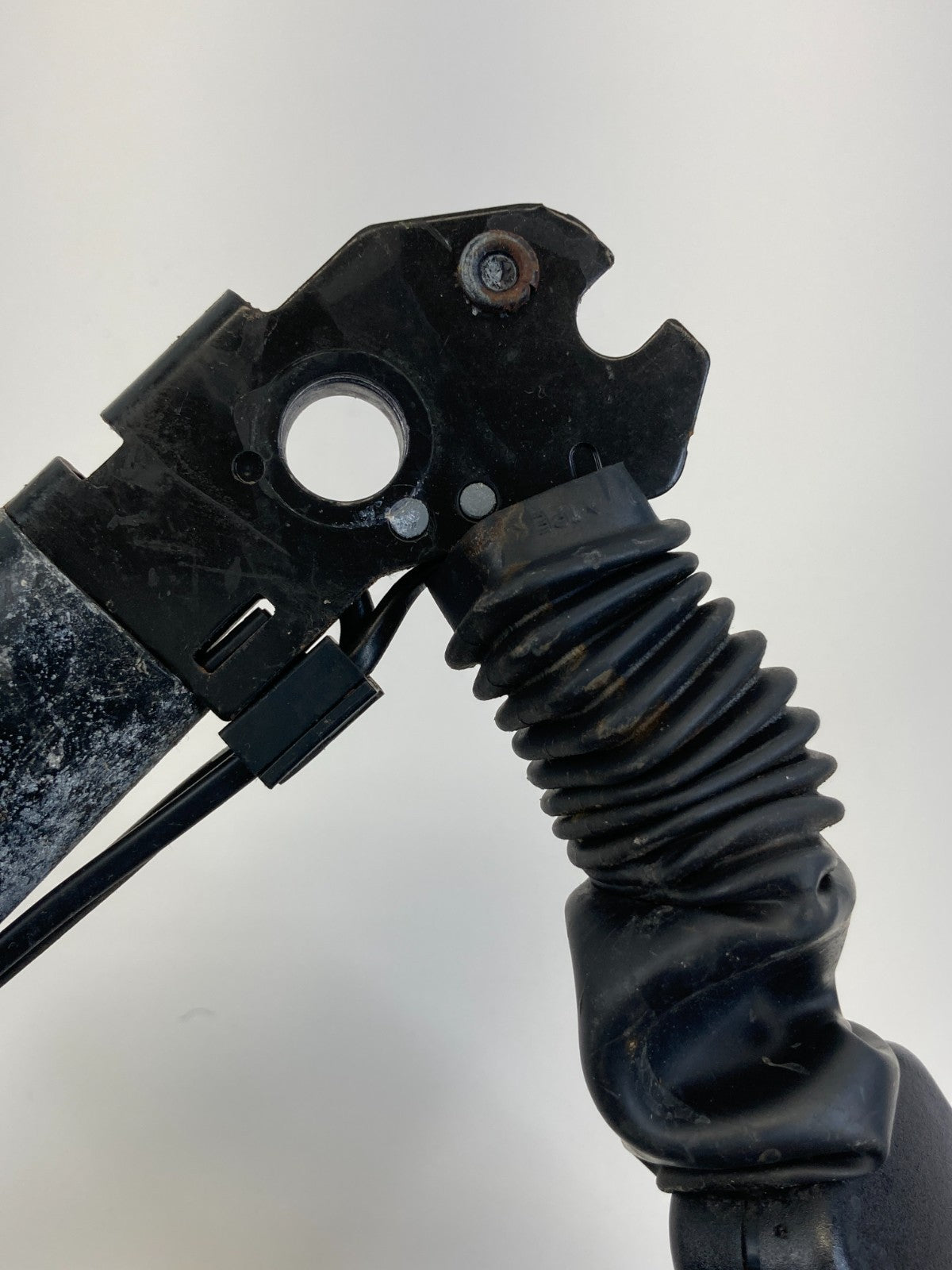 2007 2008 BMW 328xi Front Left Driver Side Seat Belt Buckle Assembly OEM