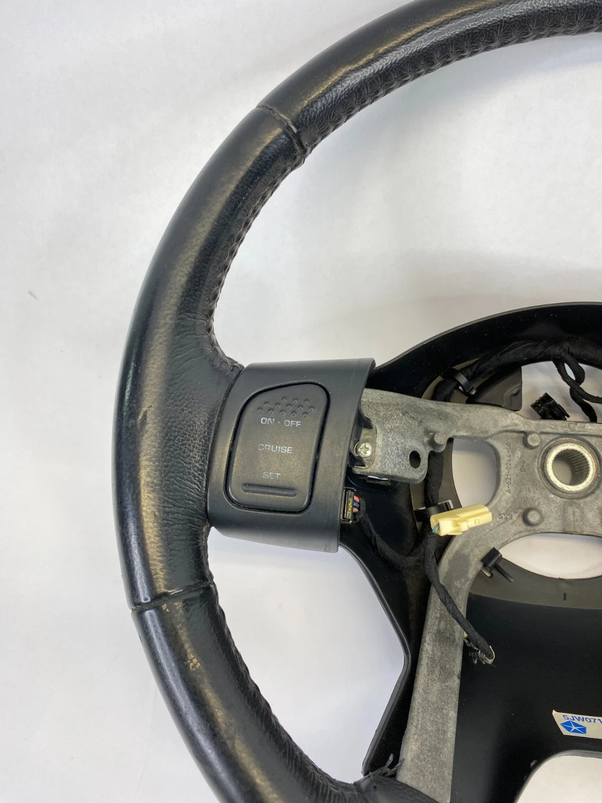 06 07 JEEP LIBERTY STEERING WHEEL W/ CRUISE CONTROL LEATHER ASSY 5JW071X9AI OEM