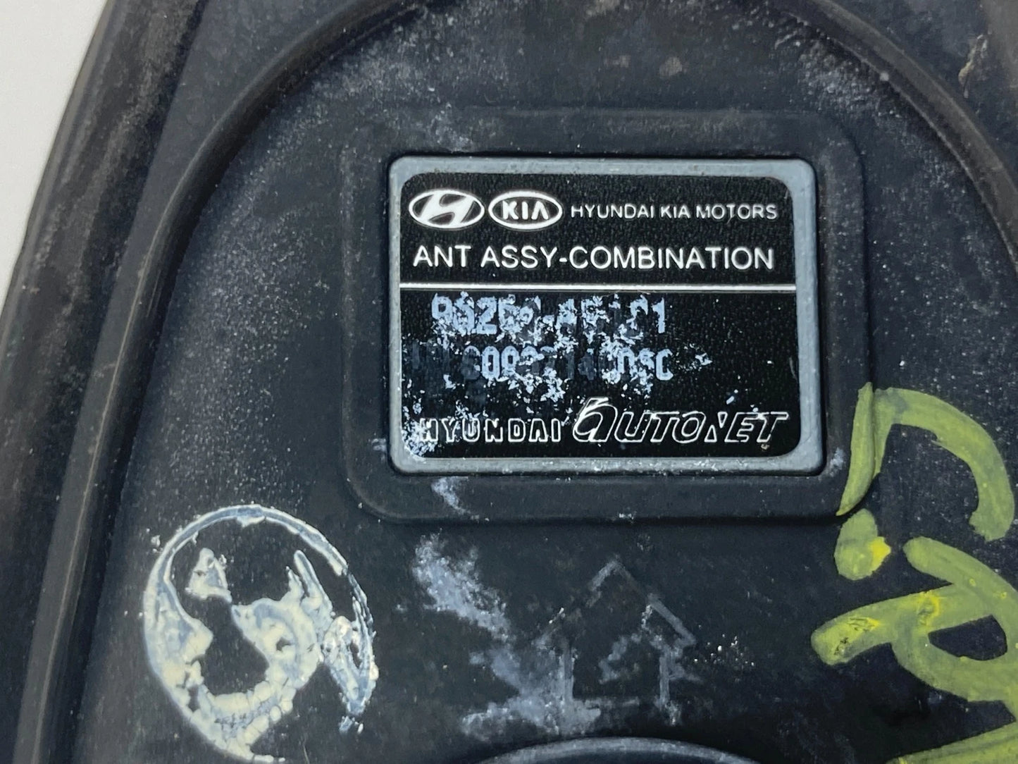 2009-2014 KIA SEDONA ROOF MOUNT RADIO AM FM ANTENNA BASE WITH MAST ASSEMBLY OEM